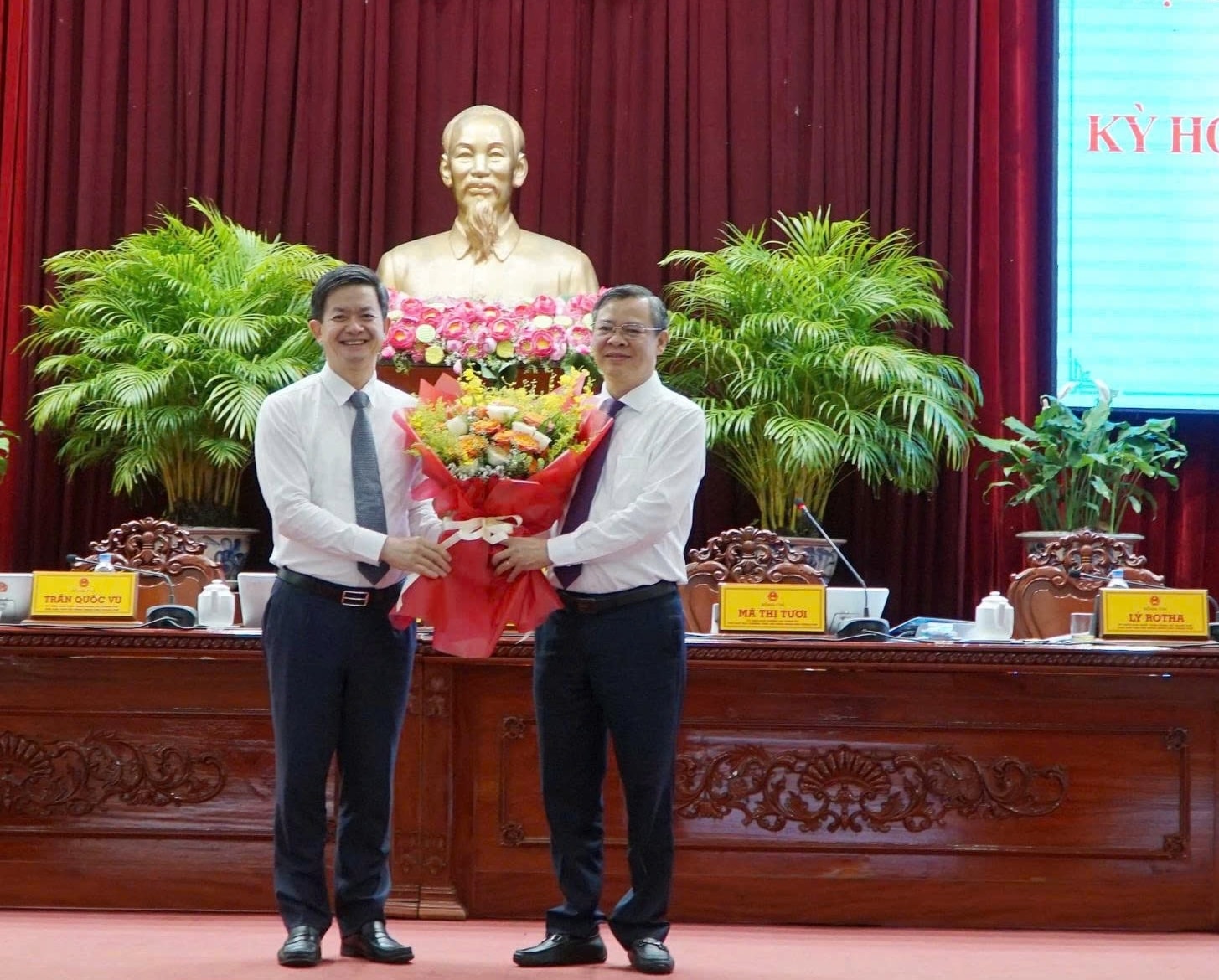 Ông Lê Quang Tùng (bên trái), Ủy viên Trung ương Đảng, Bí thư Thành ủy Cần Thơ tặng hoa chúc mừng ông Trương Cảnh Tuyên được bầu làm Chủ tịch UBND TP. Cần Thơ