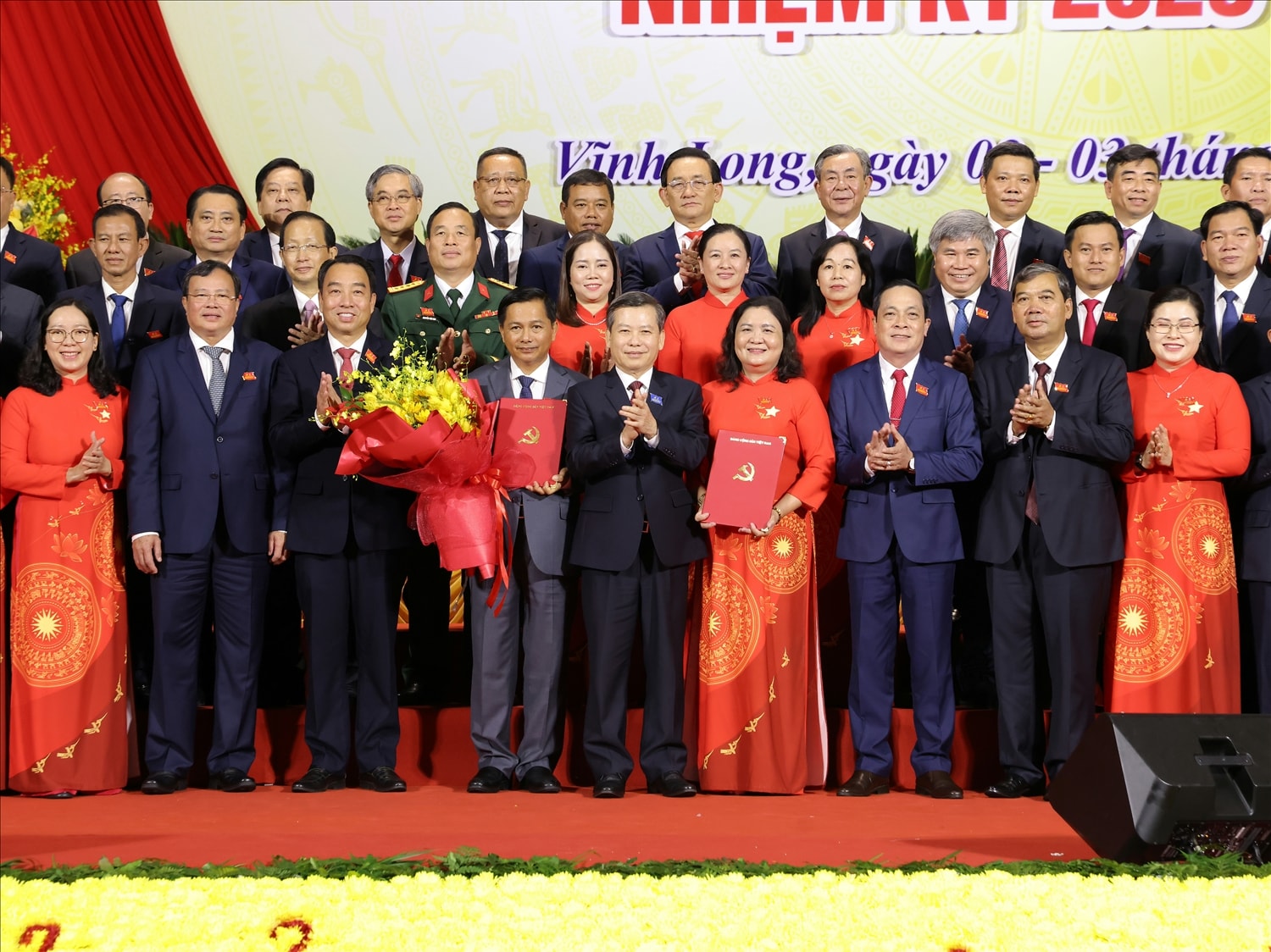 Ông Trần văn Lâu nhận Quyết định và hoa chúc mừng sau khi công bố giữ chức Bí thư Tỉnh uỷ Vĩnh Long
