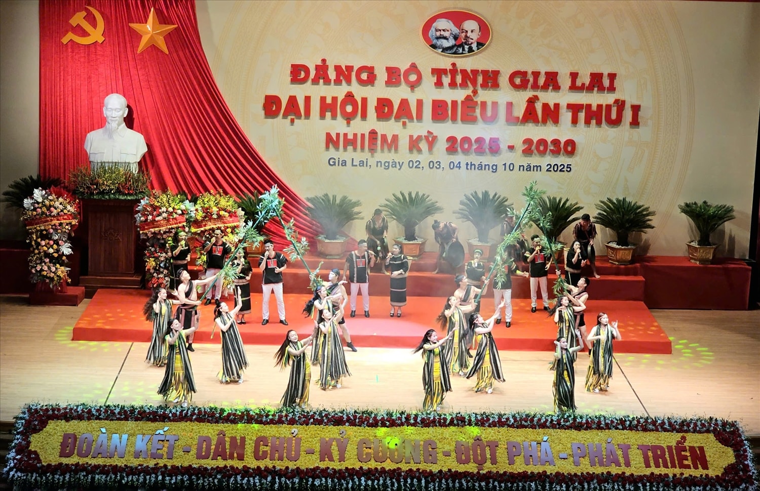 Tiết mục văn nghệ chào mừng Đại hội
