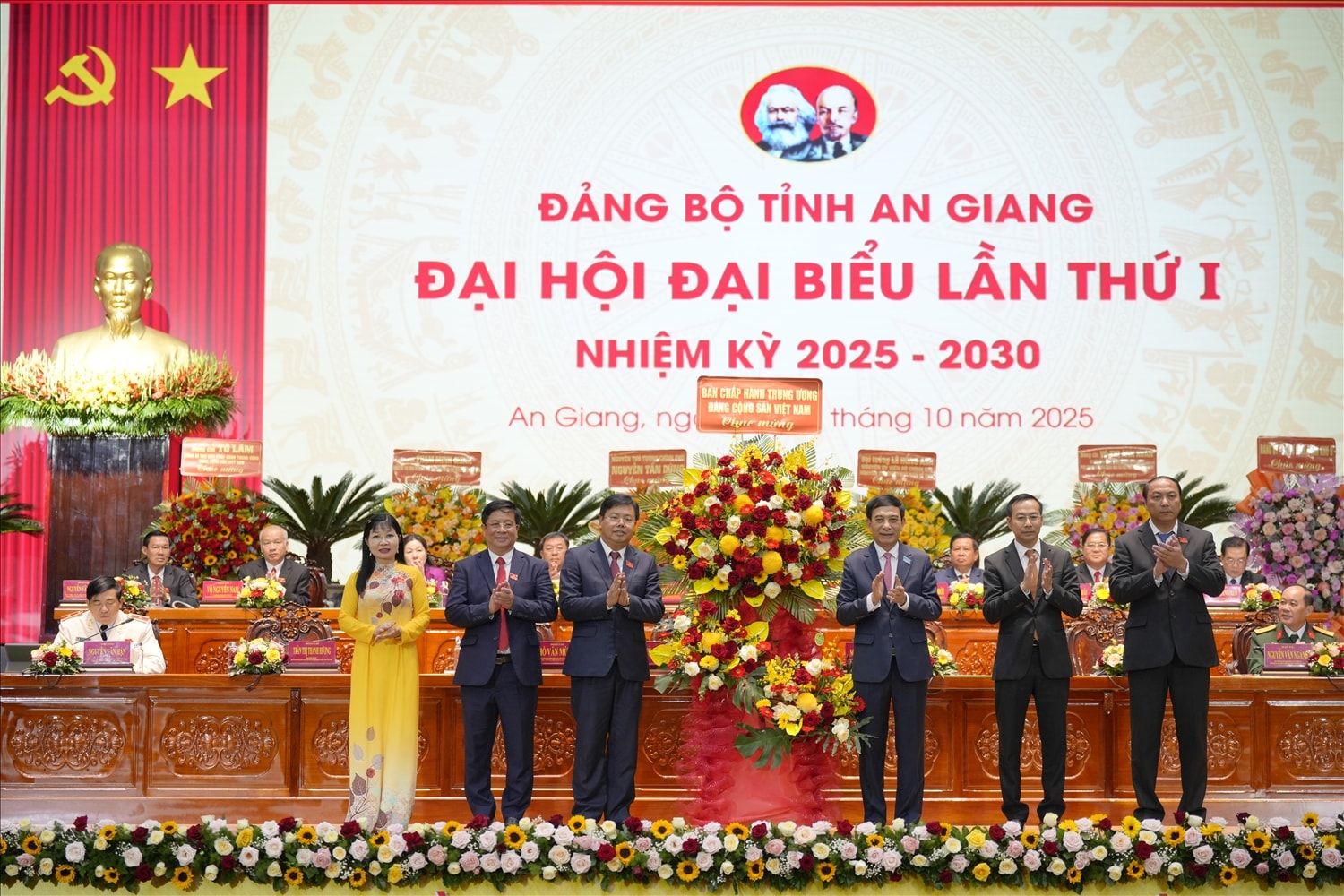 Đại tướng Phan Văn Giang tặng hoa chúc mừng thành công của Đại hội đại biểu Đảng bộ tỉnh An Giang lần thứ I