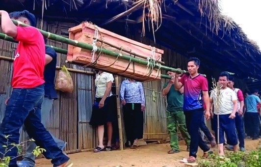 Một đám tang của đồng bào Mông xã Pù Nhi được thực hiện theo nếp sống mới Một đám tang của đồng bào Mông xã Pù Nhi được thực hiện theo nếp sống mới