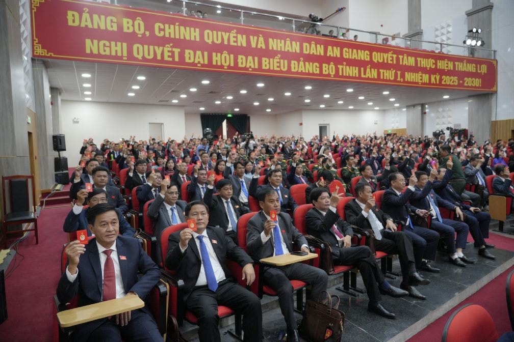 Thông qua Nghị quyết Đại hội Đại biểu Đảng bộ tỉnh An Giang lần thứ I, nhiệm kỳ 2025-2030. (Ảnh: BTC)