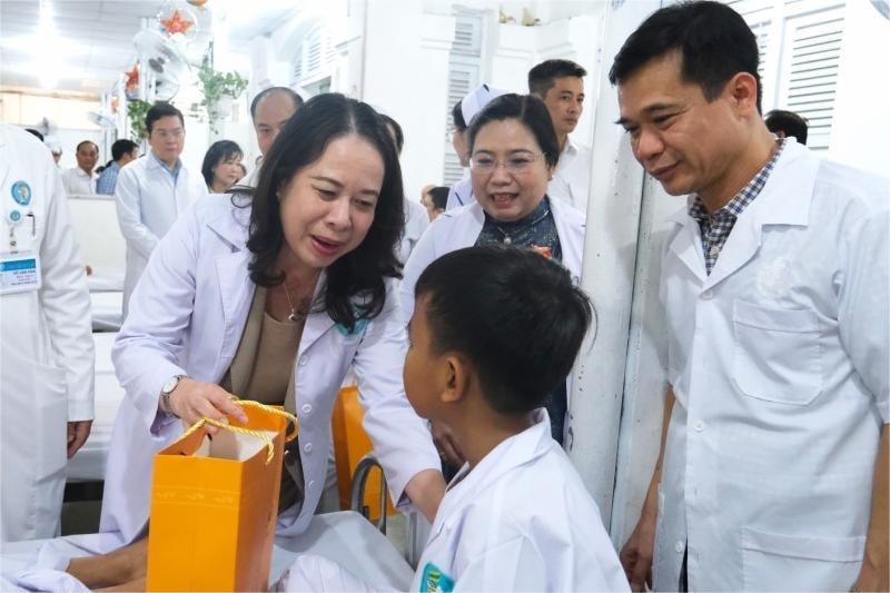 Phó Chủ tịch nước Võ Thị Ánh Xuân cùng đã đoàn công tác đã đến thăm hỏi, tặng quà Trung thu cho các cháu thiếu nhi đang điều trị tại bệnh viện Ung bướu TP. Cần Thơ