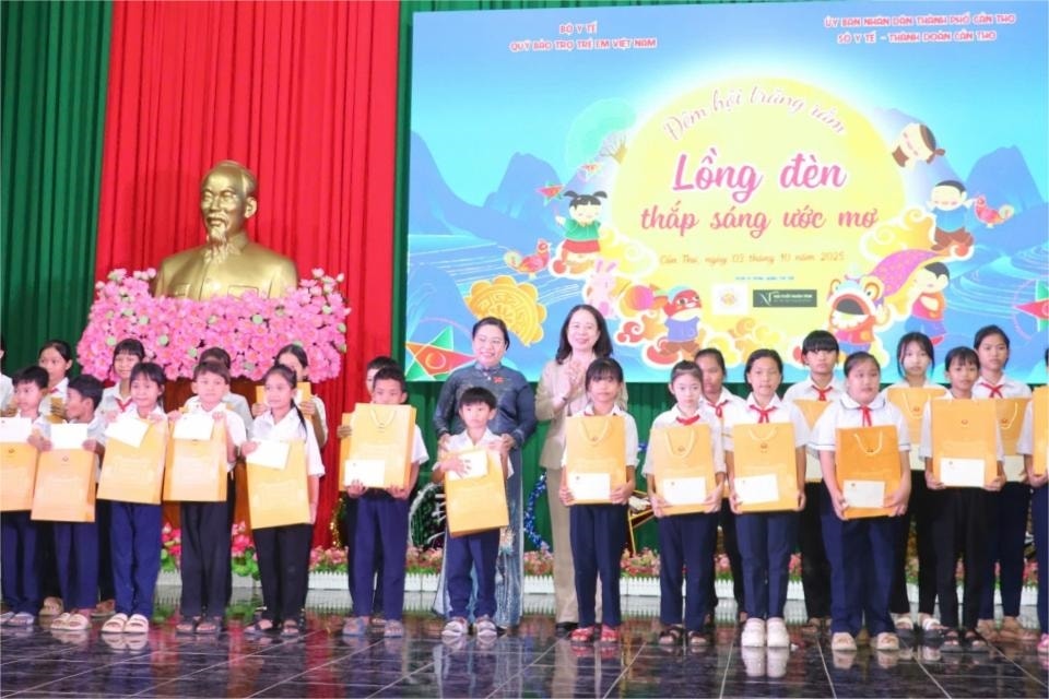 Phó Chủ tịch nước Võ Thị Ánh Xuân cùng lãnh đạo thành phố Cần Thơ tặng quà Trung thu cho các em thiếu nhi