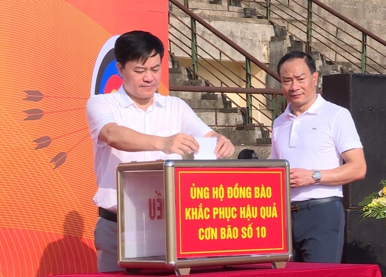 Quyên góp ủng hộ đồng bào các tỉnh miền Trung khắc phục hậu quả cơn bão số 10 (Bualoi