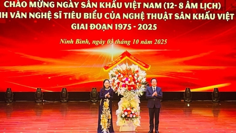 Phạm Quang Ngọc, Phó Bí thư Tỉnh ủy, Chủ tịch Ủy ban nhân dân tỉnh Ninh Bình tặng hoa Hội Nghệ sĩ Sân khấu Việt Nam.