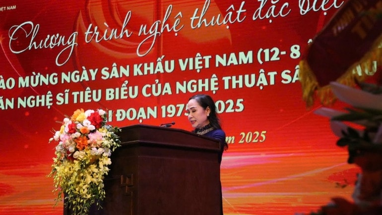 Nghệ sĩ Nhân dân Trịnh Thúy Mùi, Chủ tịch Hội Nghệ sĩ Sân khấu Việt Nam phát biểu.