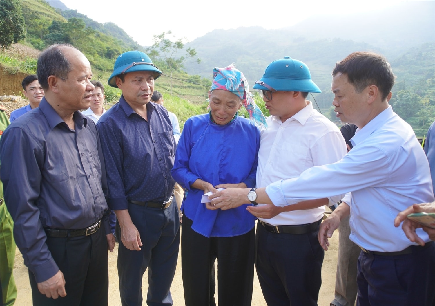 Cấp ủy, chính quyền xã Sín Chéng thăm hỏi, động viên các gia đình có người thương vong (ảnh Trọng Bảo)