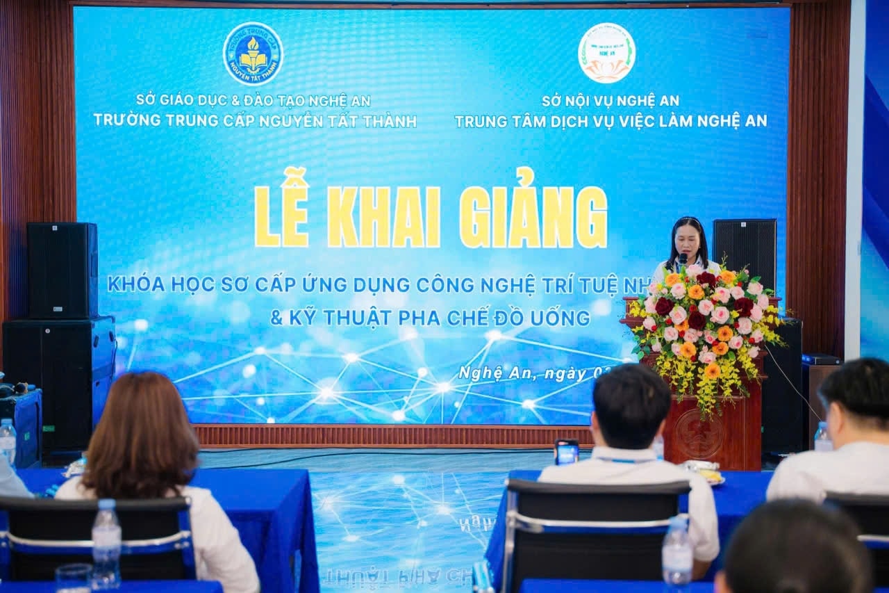 Khai giảng lớp đào tạo kỹ năng, đào tạo nghề cho 50 lao động đang hưởng trợ cấp thất nghiệp (Ảnh: Phạm Tiến)