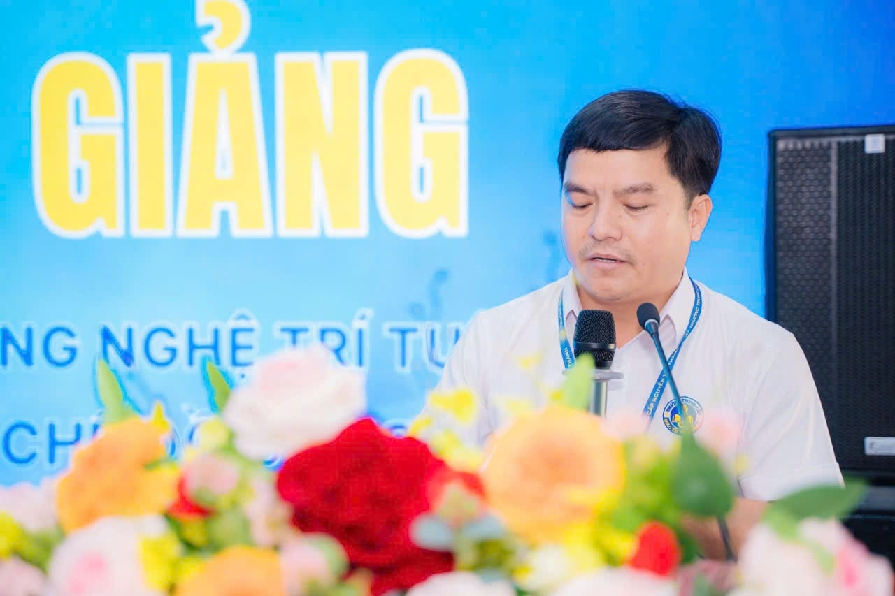 Thầy Lê Văn Nguyên-Hiệu trưởng Trường Trung cấp Nguyễn Tất Thành phát biểu tại buổi lễ (Ảnh: Phạm Tiến)