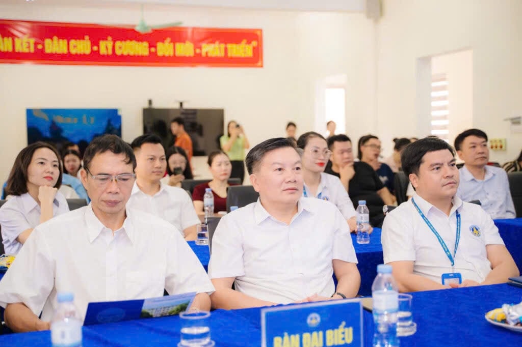 Đại biểu tham dự buổi lễ (Ảnh: Phạm Tiến)