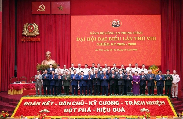 Tổng Bí thư Tô Lâm và các đồng chí lãnh đạo, nguyên lãnh đạo Đảng, Nhà nước dự Đại hội đại biểu Đảng bộ Công an Trung ương lần thứ VIII, nhiệm kỳ 2025 - 2030 - Ảnh: VGP