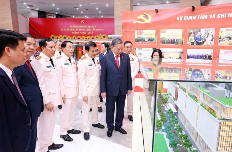 Tổng Bí thư Tô Lâm thăm khu vực trưng bày, triển lãm thành tựu của lực lượng Công an nhân dân, nhân dịp Đại hội đại biểu Đảng bộ Công an Trung ương lần thứ VIII, nhiệm kỳ 2025-2030 - Ảnh: VGP