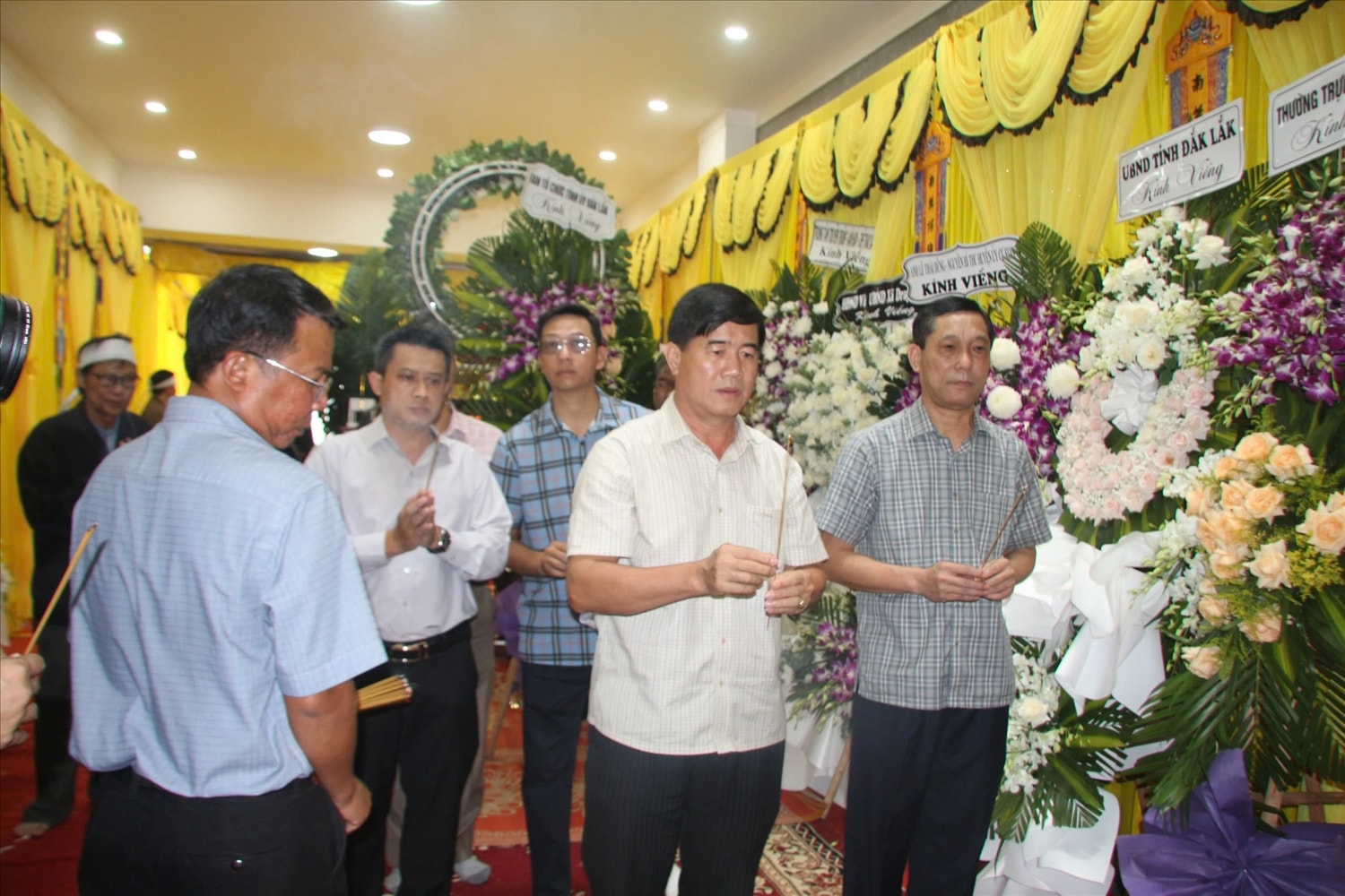 Phó Chủ tịch UBND tỉnh Đắk Lắk Nguyễn Thiên Văn cùng đoàn công tác đến thăm viếng, chia buồn gia đình ông Lê Phước Toàn (Ảnh: Lê Hường)