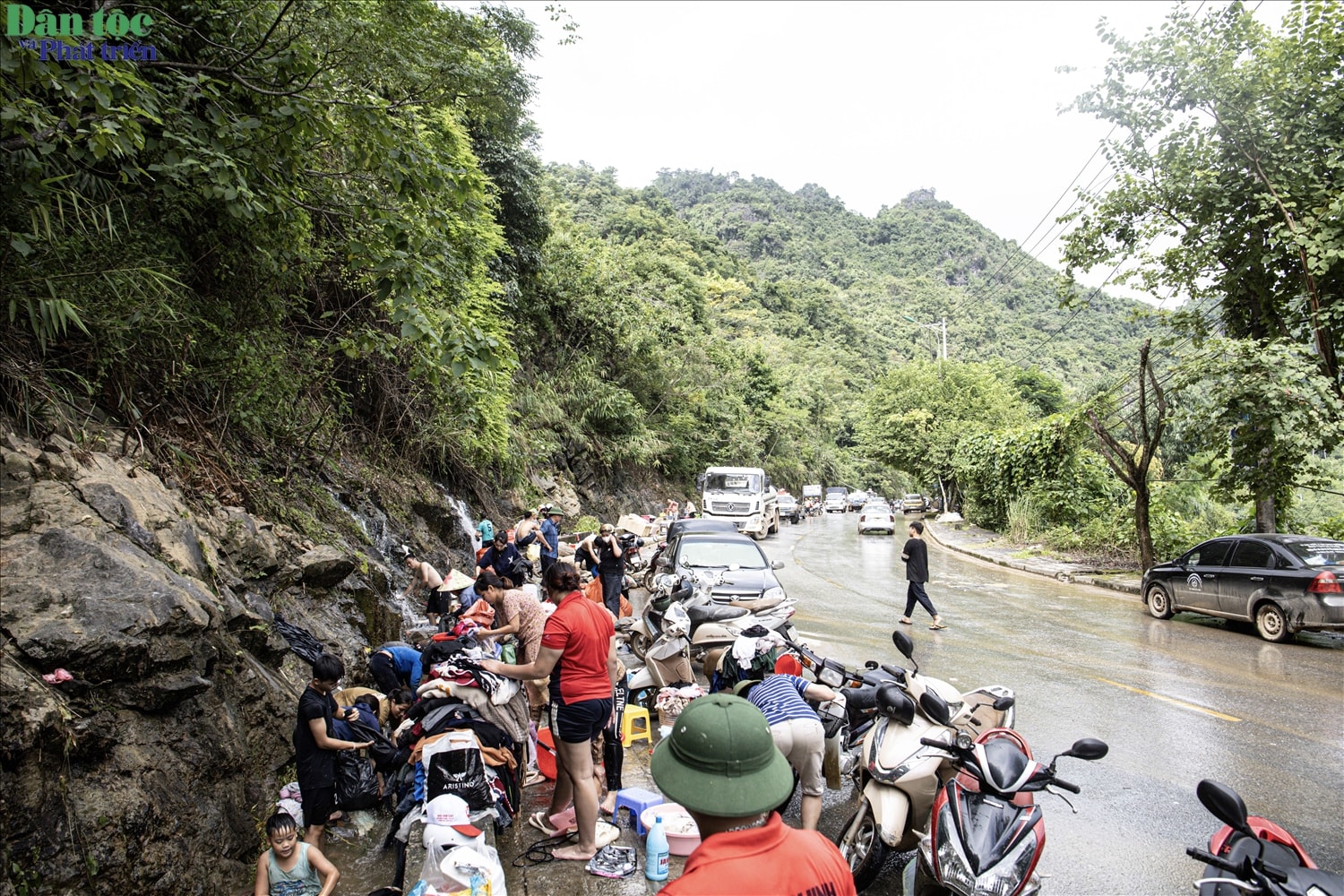 Đoạn đường gần 2km ven Quốc lộ 4C chật kín người dân phường Hà Giang 1, Hà Giang 2 về đây giặt giũ sau bão số 10