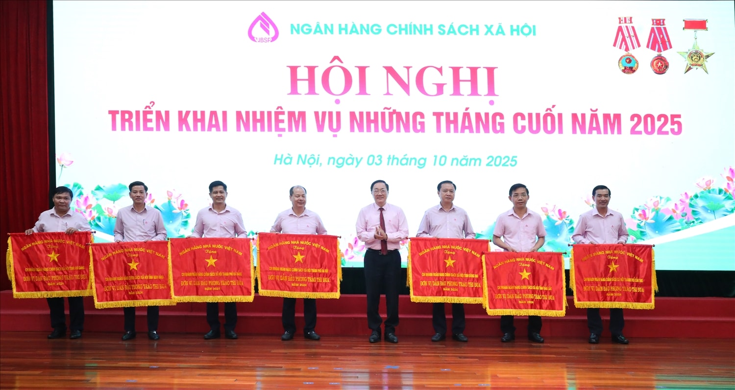 Tổng Giám đốc Dương Quyết Thắng trao tặng Cờ thi đua của NHNN năm 2024 cho các đơn vị trong hệ thống NHCSXH