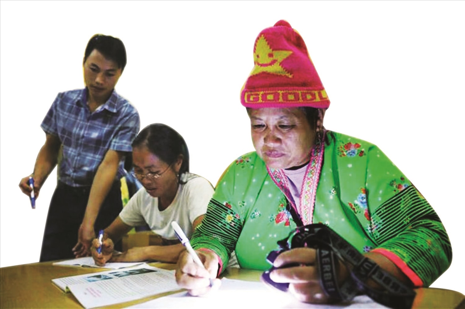 Thầy giáo Vũ Xuân Thi, giáo viên Trường Phổ thông Dân tộc bán trú Tiểu học Leng Su Sìn hướng dẫn các học viên ở bản Cà Là Pá học chữ. Ảnh Vũ Xuân Thi