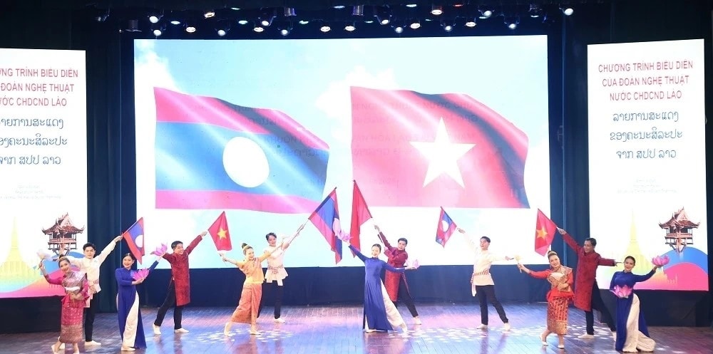 Tiết mục múa kết hợp giữa nghệ sĩ hai nước Việt Nam - Lào, thể hiện tình hữu nghị giữa hai dân tộc.