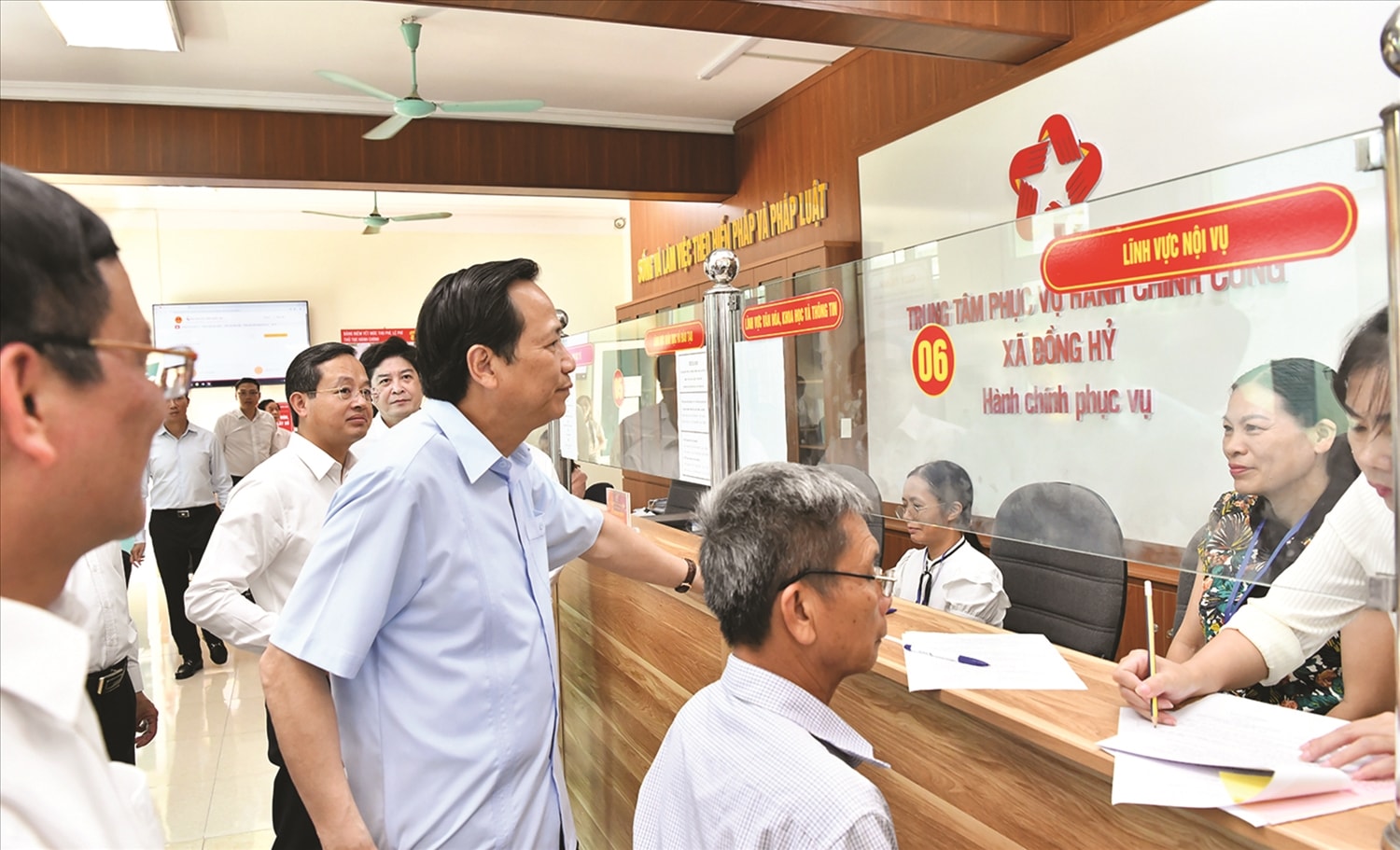 Bộ trưởng Đào Ngọc Dung trao đổi trực tiếp với đội ngũ công chức xã Đồng Hỷ, tỉnh Thái Nguyên  trong hỗ trợ giải quyết các thủ tục hành chính cho người dân