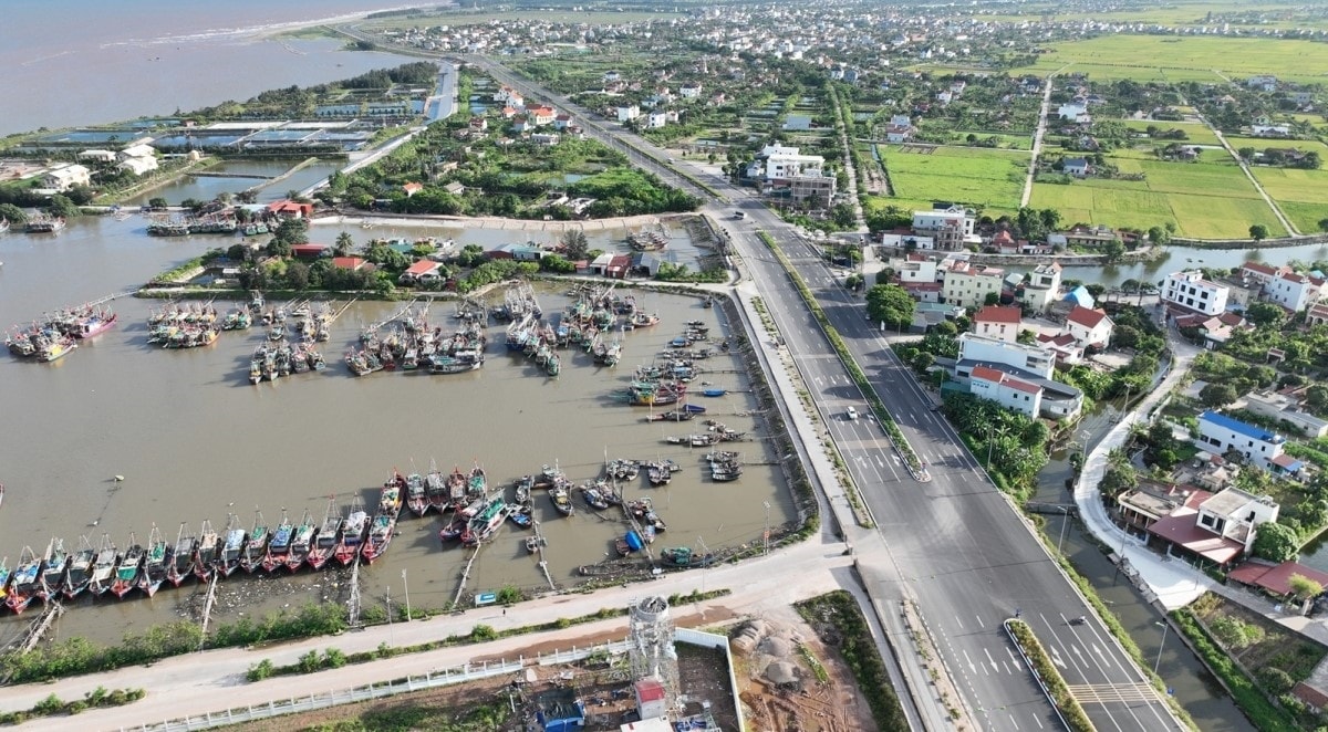 Ninh Bình thực hiện neo đậu an tàu thuyền đảm bảo an toàn trước khi bão số 11 đổ bộ vào đất liền. 