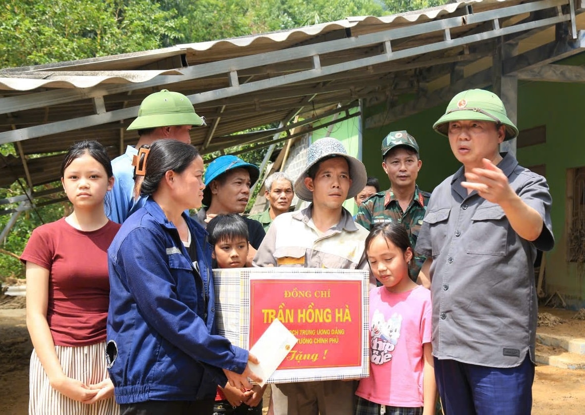 Phó Thủ tướng thăm hỏi, động viên người dân vùng lũ (ảnh Trọng Bảo)