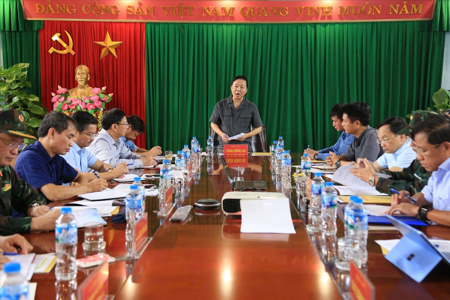 Phó Thủ tướng Trần Hồng Hà đề nghị Lào Cai tập trung hỗ trợ, sớm ổn định đời sống người dân vùng lũ (ảnh Trọng Bảo)