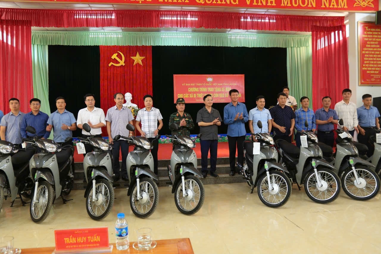 Phó Thủ tướng trao tặng xe máy cho 13 xã của tỉnh bị thiệt hại do bão số 10 gây ra và 2 xe máy cho cán bộ y tế tại UBND xã Việt Hồng (ảnh Trọng Bảo)