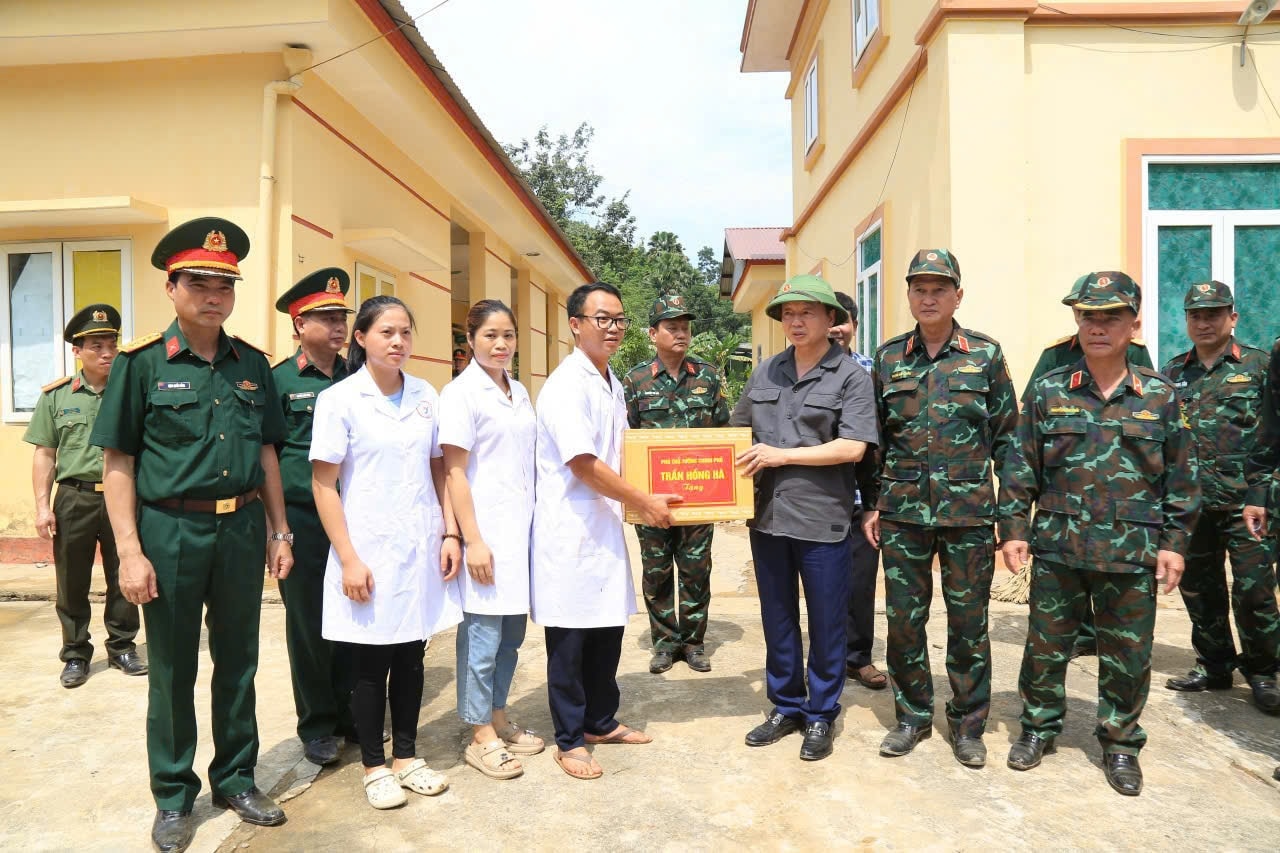 Phó Thủ tướng động viên các lực lượng ứng trực mưa lũ (ảnh Trọng Bảo)