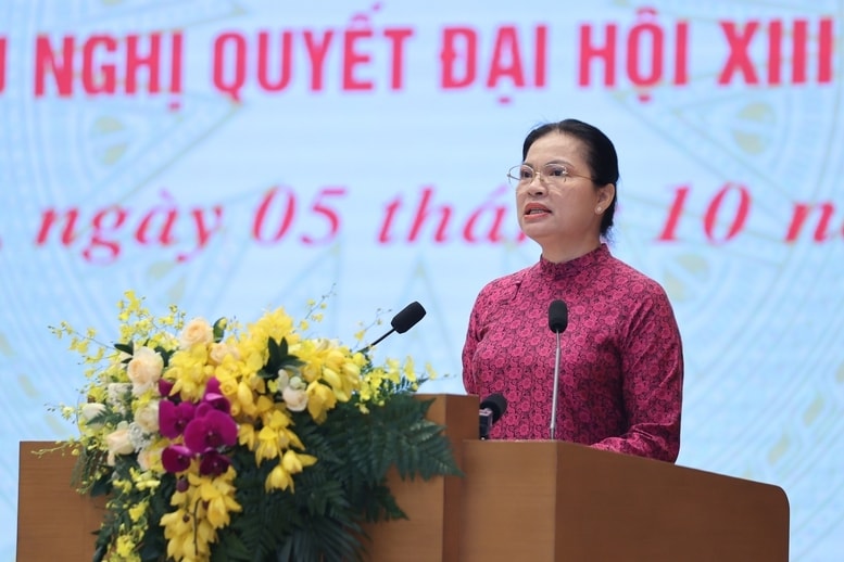Đồng chí Hà Thị Nga, Phó Chủ tịch Ủy ban Trung ương Mặt trận Tổ quốc Việt Nam phát biểu hưởng ứng tại chương trình - Ảnh: VGP/Nhật Bắc