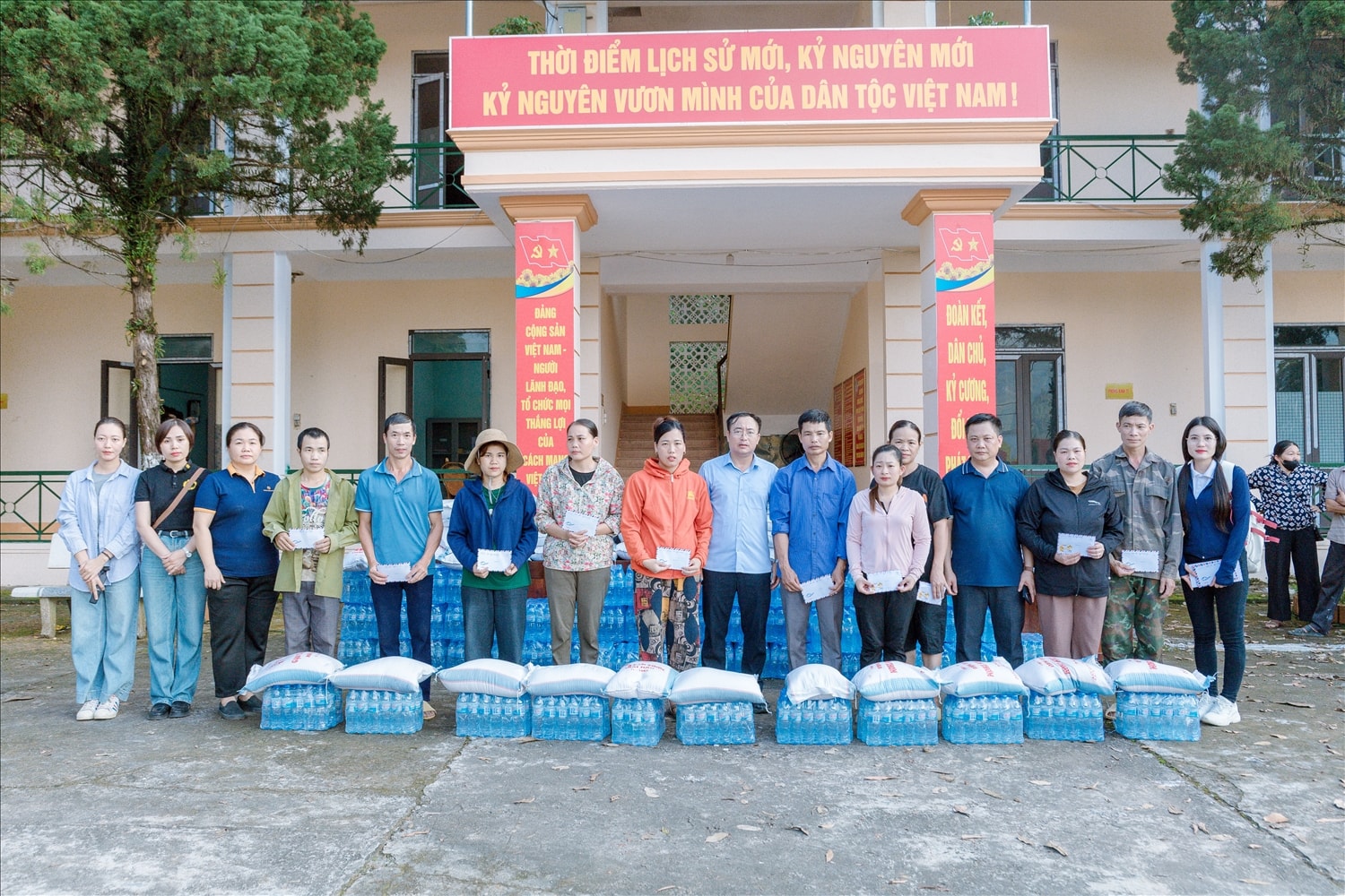 Người dân xã Thuận Hòa nhận quà hỗ trợ từ Hiệp hội Du lịch tỉnh Tuyên Quang sau mưa lũ