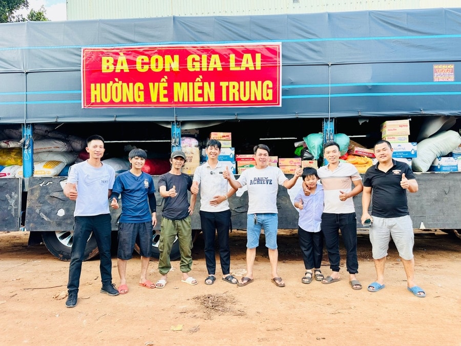 Hàng hóa chuyển đến được các tình nguyện viên phân loại và sắp xếp lên xe để sẵn sàng xuất phát hướng về người dân vùng lũ