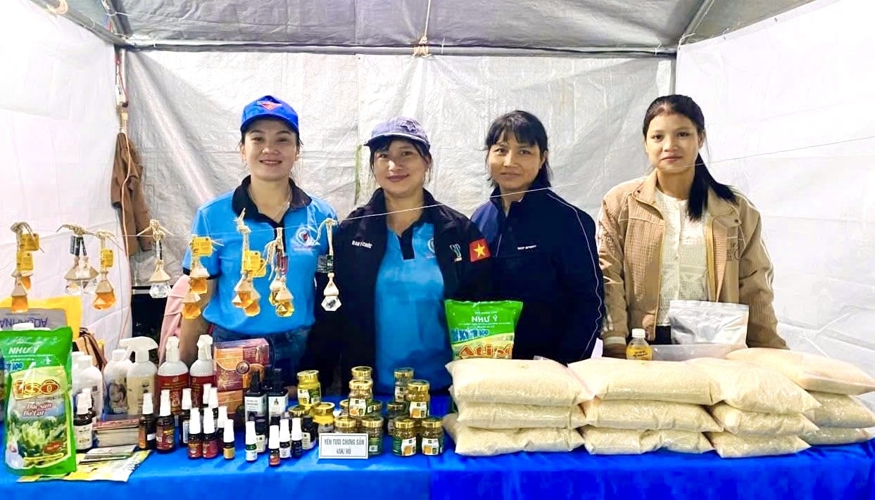 Các gian hàng tham gia phiên chợ với các sản phẩm đặc trưng của địa phương Các gian hàng tham gia phiên chợ với các sản phẩm đặc trưng của địa phương