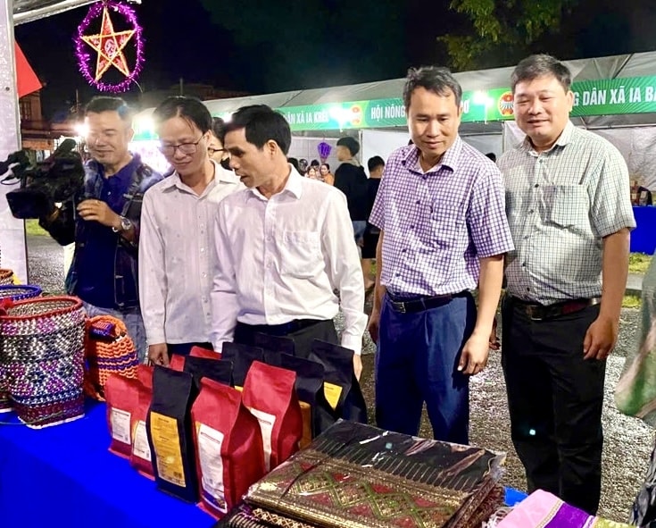 Phiên chợ thu hút đông đảo người dân đến tham quan, mua sắm Phiên chợ thu hút đông đảo người dân đến tham quan, mua sắm