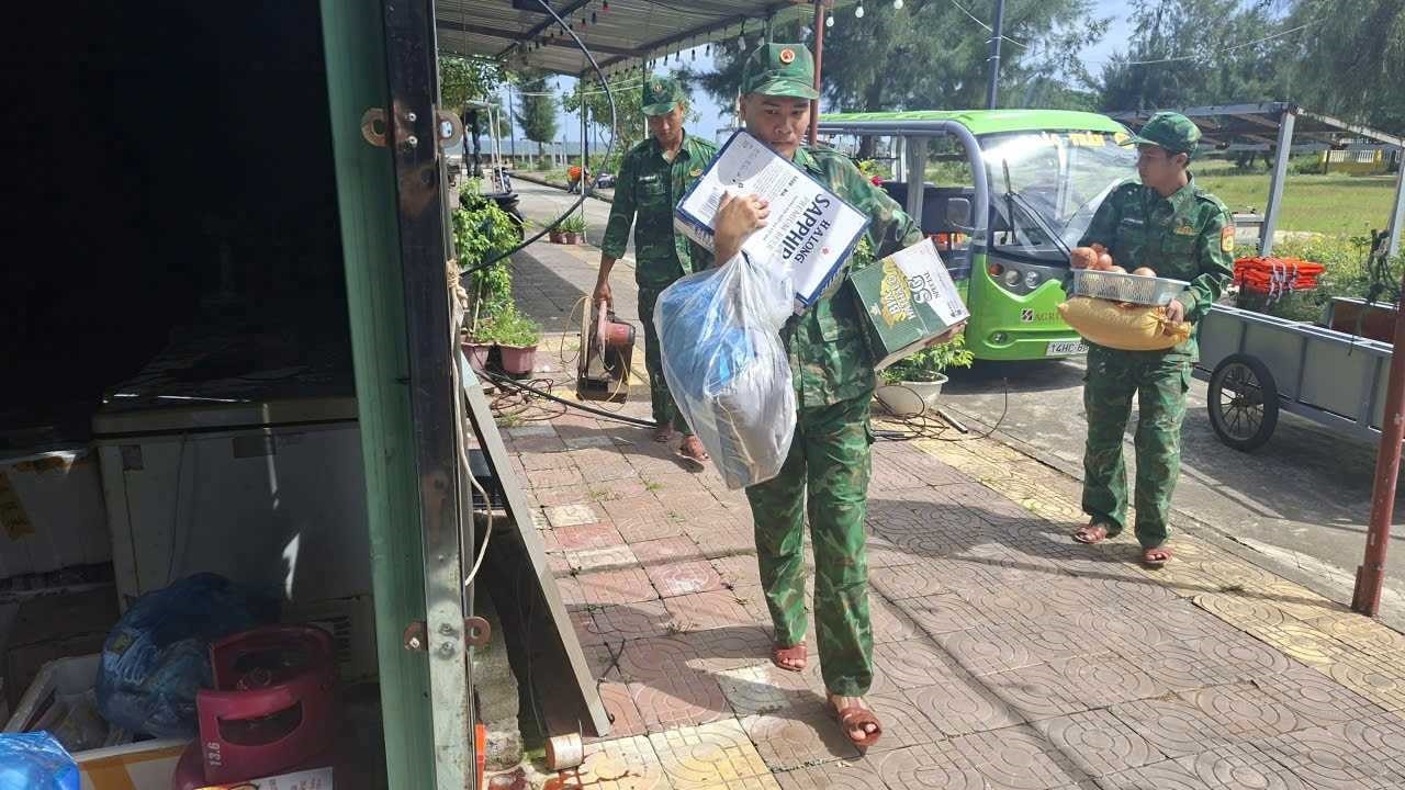 Cán bộ, chiến sĩ Đồn Biên phòng Đảo Trần giúp ngư dân gia cố lồng bè, hỗ trợ bà con di chuyển đồ đạc 