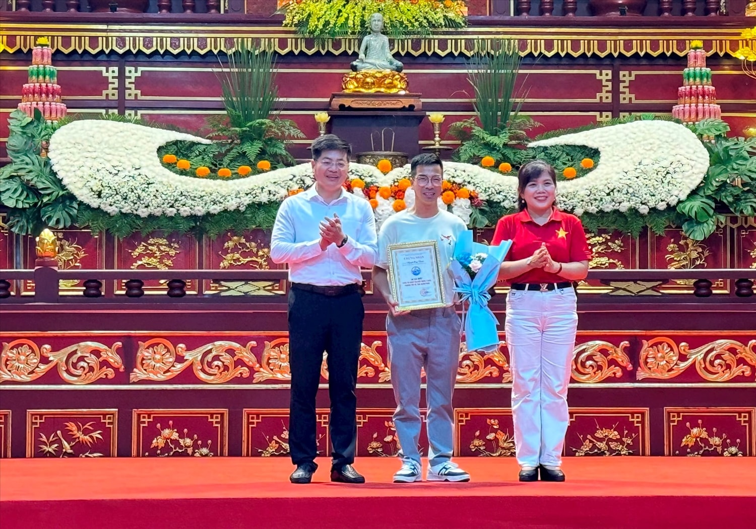 Lãnh đạo Đoàn ĐBQH tỉnh Quảng  Ninh và phường Yên Tử trao giải Nhất Cuộc thi sáng tạo logo phường Yên Tử  