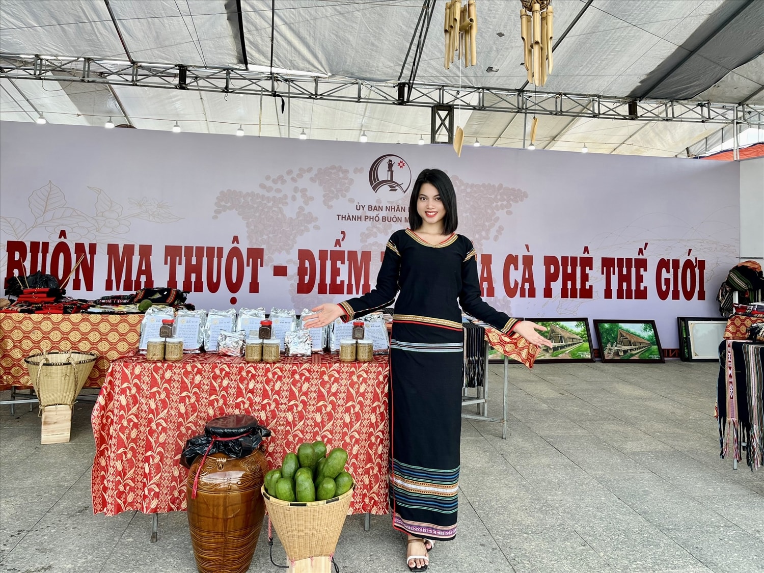 Chị H’Zu Ni thường xuyên tham gia các ngày hội kết nối du lịch, hội thảo phát triển du lịch cộng đồng ở nhiều tỉnh thành (Ảnh: Lê Hường) Chị H’Zu Ni thường xuyên tham gia các ngày hội kết nối du lịch, hội thảo phát triển du lịch cộng đồng ở nhiều tỉnh thành (Ảnh: Lê Hường)