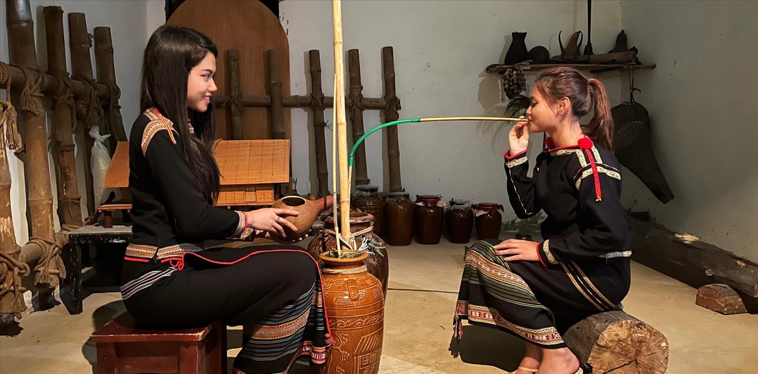 Mỗi khi đón khách du lịch, chị H’Zu Ni lại tận tình giới thiệu đặc trưng văn hóa của người Ê Đê (Ảnh: Lê Hường) Mỗi khi đón khách du lịch, chị H’Zu Ni lại tận tình giới thiệu đặc trưng văn hóa của người Ê Đê (Ảnh: Lê Hường)