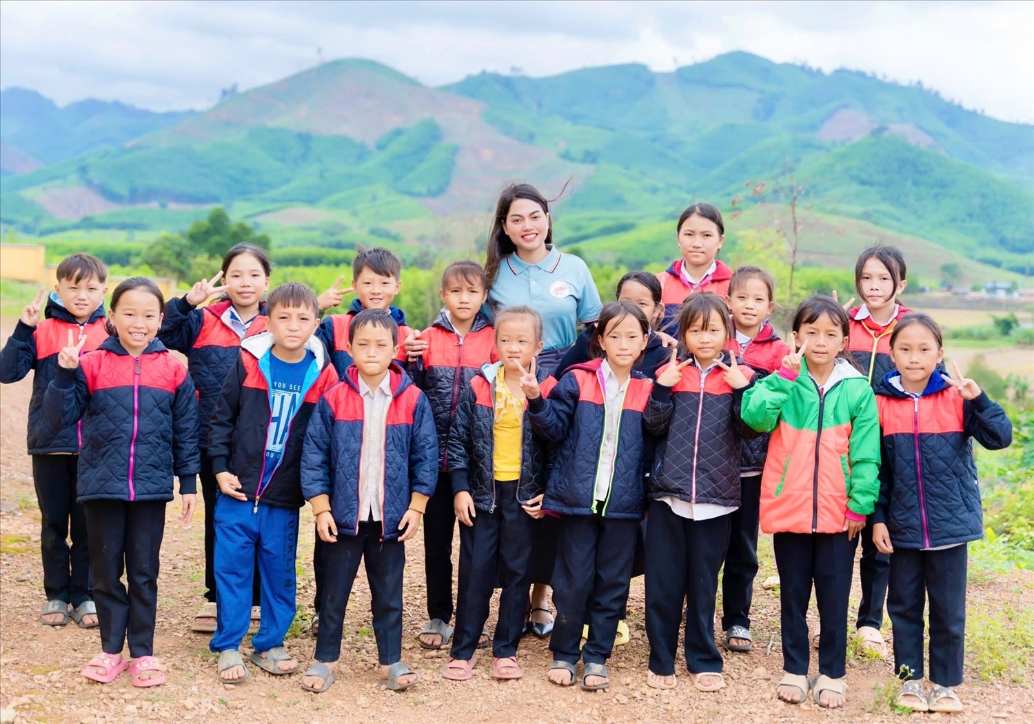 Chị H’Zu Ni cùng Câu lạc bộ Thanh niên Ê Đê Tây Nguyên tổ chức các hoạt động thiện nguyện đến các buôn làng vùng sâu (Ảnh: Lê Hường) Chị H’Zu Ni cùng Câu lạc bộ Thanh niên Ê Đê Tây Nguyên tổ chức các hoạt động thiện nguyện đến các buôn làng vùng sâu (Ảnh: Lê Hường)