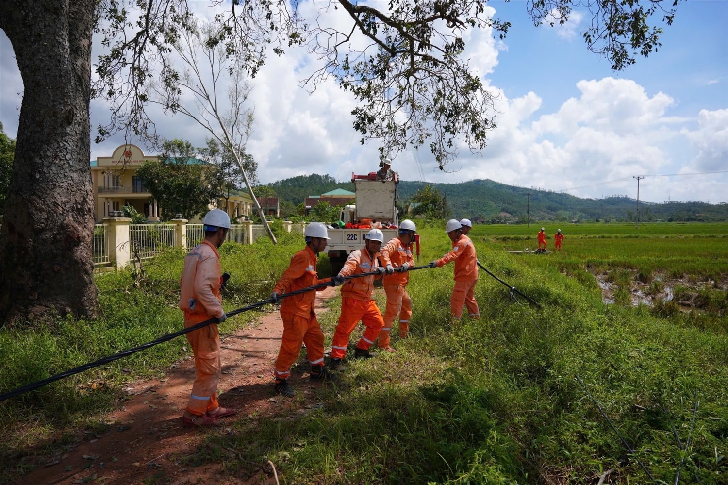 Công nhân điện lực khắc phục lưới điện tại Kỳ Anh (Hà Tĩnh) bị ảnh hưởng bởi bão Bualoi