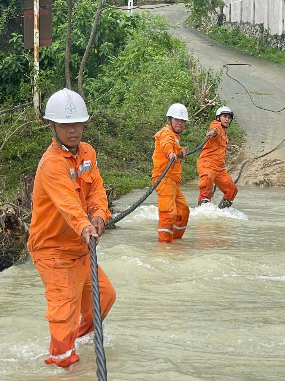 Đội QLĐL khu vực Thường Xuân (PC Thanh Hoá) triển khai ngay công việc khắc phục thiệt hại khi tiếp cận được địa bàn bị lũ tràn về do ảnh hưởng của bão Bualoi