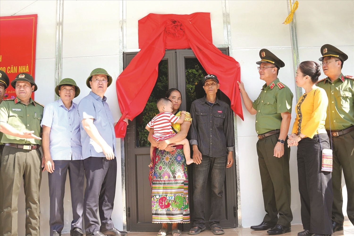 Thượng tướng Phạm Thế Tùng (Bộ Công an) (người thứ ba từ phải qua trái) trao tặng căn nhà  của Bộ Công an tới hộ ông Lương Văn Bún, bản Xiềng Tắm