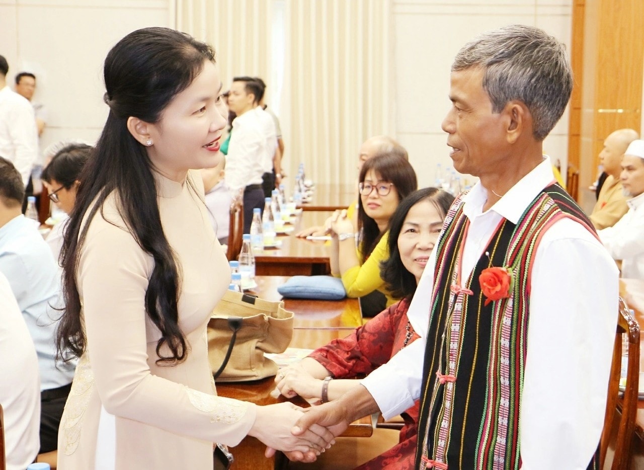 Phó Bí thư Thường trực Tỉnh ủy, Chủ tịch HĐND tỉnh Đồng Nai Tôn Ngọc Hạnh trao đổi với Người có uy tín tại Chương trình Gặp mặt đại biểu Người có uy tín, chức sắc tôn giáo, trí thức, văn nghệ sĩ, doanh nhân tiêu biểu ngày 25/8/2025.