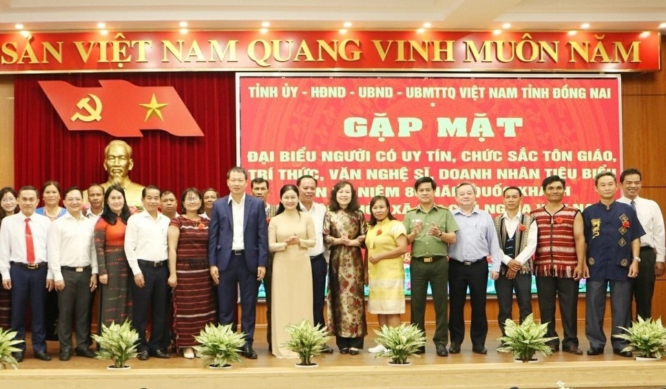 Lãnh đạo tỉnh Đồng Nai chụp ảnh cùng đại biểu Người có uy tín trong đồng bào DTTS tại Chương trình Gặp mặt đại biểu Người có uy tín, chức sắc tôn giáo, trí thức, văn nghệ sĩ, doanh nhân tiêu biểu ngày 25/8/2025.