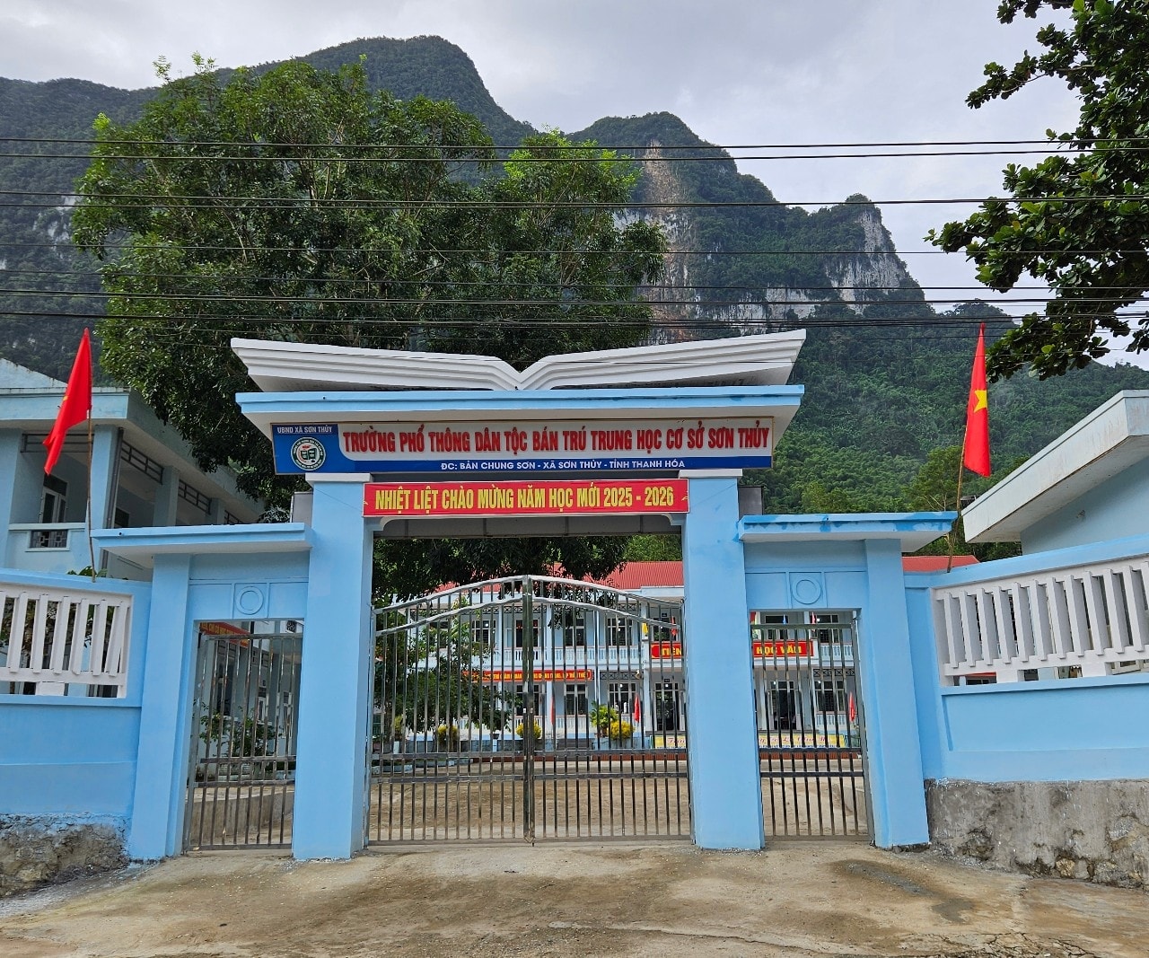 Nhiều học sinh nhà cách trường gần 20 km, các em thường tự đi bộ về nhà vào cuối tuần