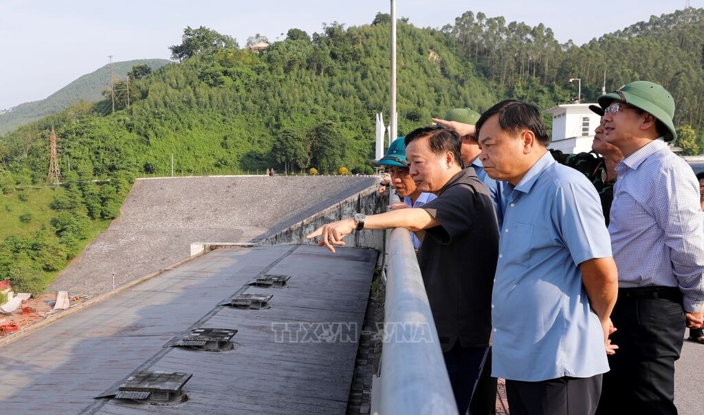 Phó Thủ tướng Chính phủ Trần Hồng Hà kiểm tra công tác ứng phó với cơn bão số 11 tại Công ty Cổ phần thuỷ điện Thác Bà, tỉnh Lào Cai ngày 5/10 (Ảnh: TTXVN)