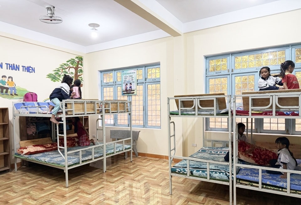 Để bảo đảm an toàn, Trường PTDT Bán trú cấp 1, 2 Măng Bút 2 phải dùng phòng học bố trí làm nơi ở cho học sinh bán trú. (Ảnh: Ngọc Chí)