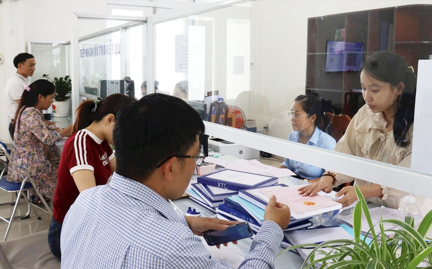 Cơ sở dữ liệu đất đai đã được số hóa góp phần giải quyết nhanh chóng hồ sơ đăng ký đất đai của công dân. (Ảnh Hoàng Hiệp).