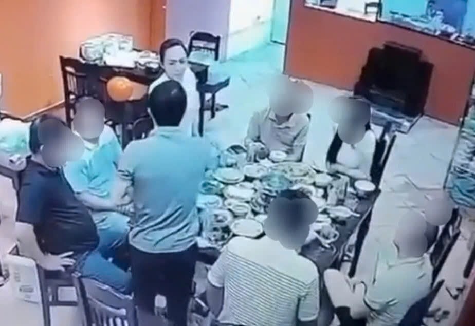 Trước đó bà Hường có ngồi ăn uống tại một quán trước khi điều khiển xe tông Chủ tịch xã Dray Bhăng. (Ảnh MXH).