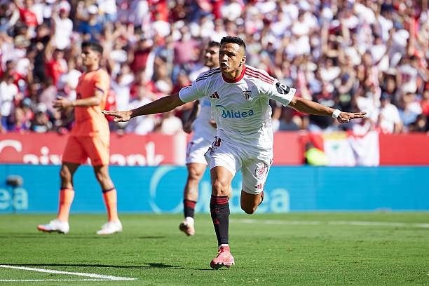 Alexis Sánchez ăn mừng bàn thắng trong trận Sevilla gặp Barcelona tại vòng 8 La Liga (Ảnh IT)