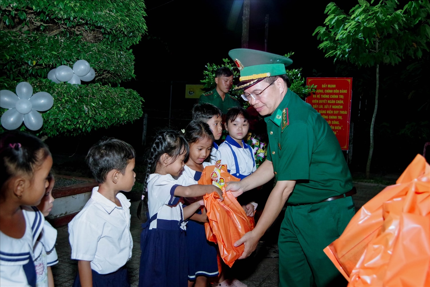 Đại tá Hà Huy Trường, Phó Chính ủy BĐBP TP. Cần Thơ tặng quà Trung thu cho các em học sinh có hoàn cảnh khó khăn trên địa bàn xã Lai Hòa